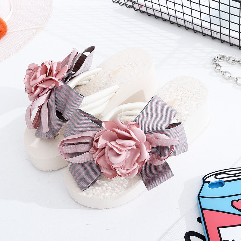 美脚需要美鞋来搭，有一双好看的露趾高跟鞋，比穿裙子还性感迷人