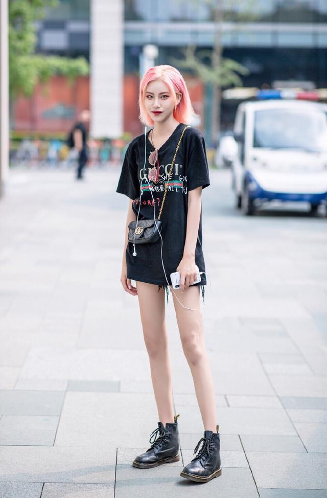 街拍：美女吊带T恤搭配小高跟，迷人的大长腿就是这样秀出来的！