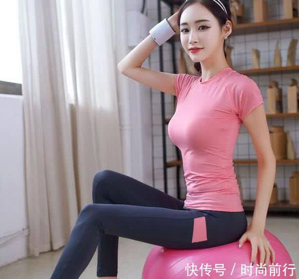 美拍：紧身裤展现出优雅干练的气质，可以轻松驾驭尽显美好曲线！
