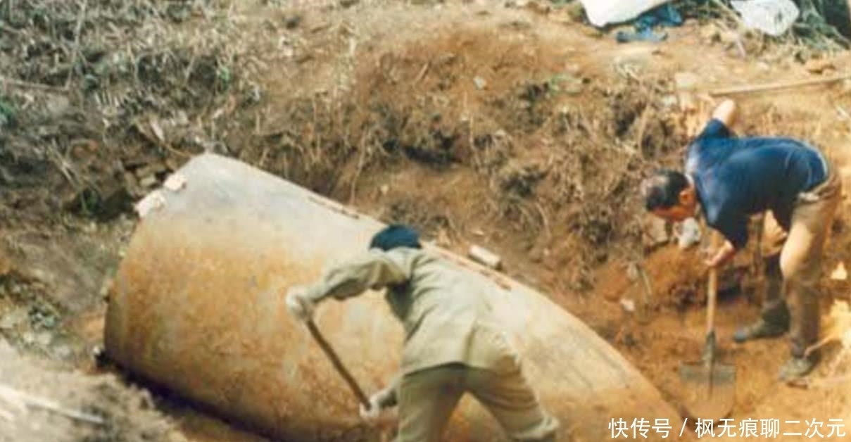  『发财』越南人十年间一直在清除战争遗留的炸弹，有的炸弹比人还粗，每次挖到也是发财！