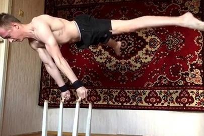 实力超群的19岁徒手健身达人，别人做俄挺用手掌，他用2个手指