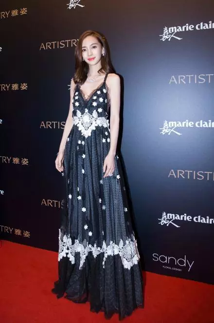 杨颖为了美太拼了，吊带裙惊艳全场，网友：越来越有女人味了