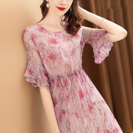 短裤套装虽凉快,但没气质,不妨穿一身碎花系裙子,优雅得刚刚好