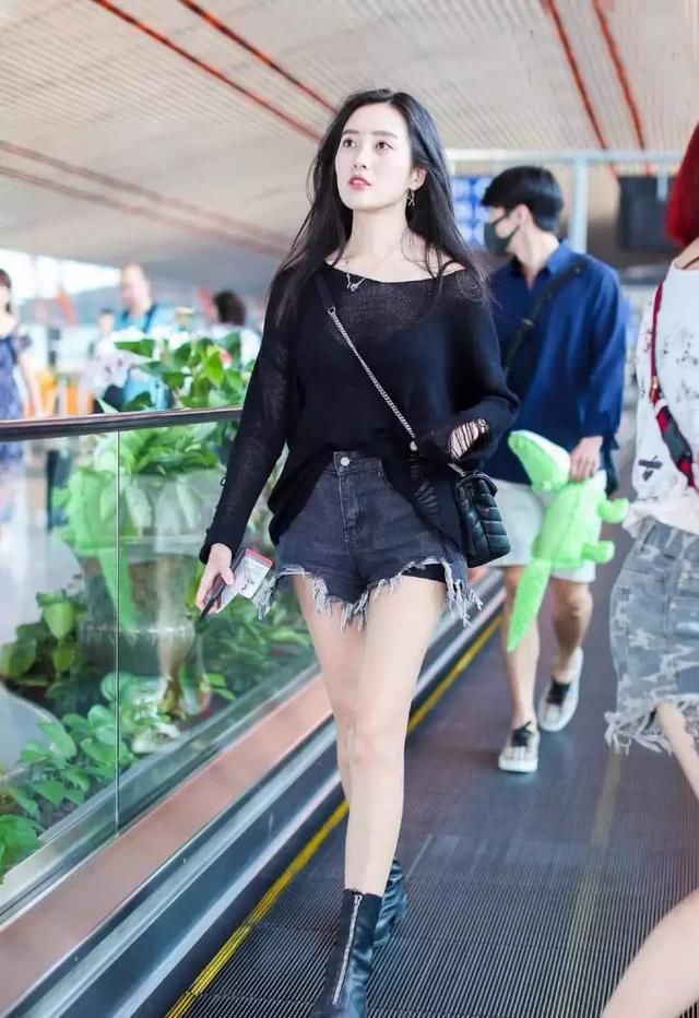 《小美好》沈月的学霸闺蜜今穿黑色针织衫似没穿短裤还没打底裤长