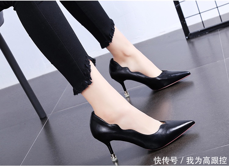 荷叶花边鞋口与小矮跟结合的古风高跟鞋