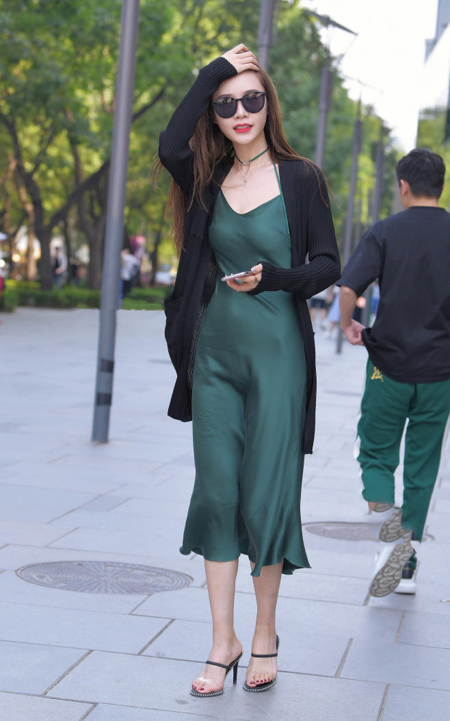 时尚御姐修身穿搭尽显完美的S曲线,让人忍不住多看两眼!