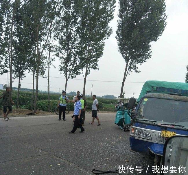 枣庄一农用三轮车与电动车相撞, 伤者送医