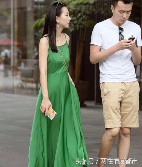 街拍：图四穿吊带小背心，“丰盈饱满”的身材，让人难以忘记！