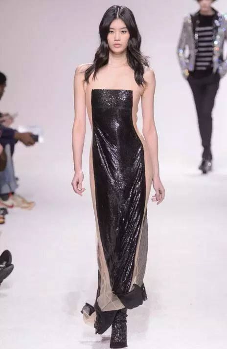 奚梦瑶热到穿吊带去机场，但她穿的鞋子亮了!