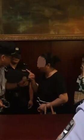 “遛狗不栓绳，等于狗遛人”女网红伙同其母殴打孕妇，气焰嚣张