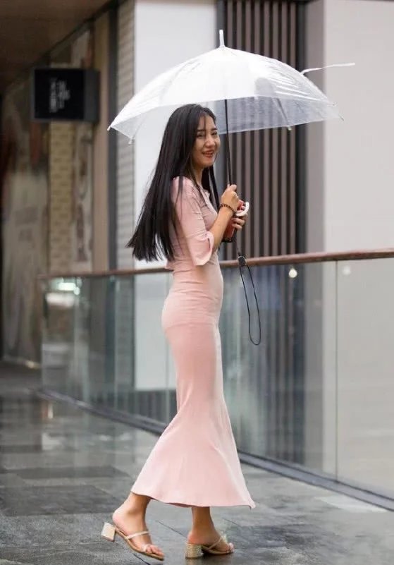 优雅迷人的吊带连衣裙美女,连背影都诱惑无比!