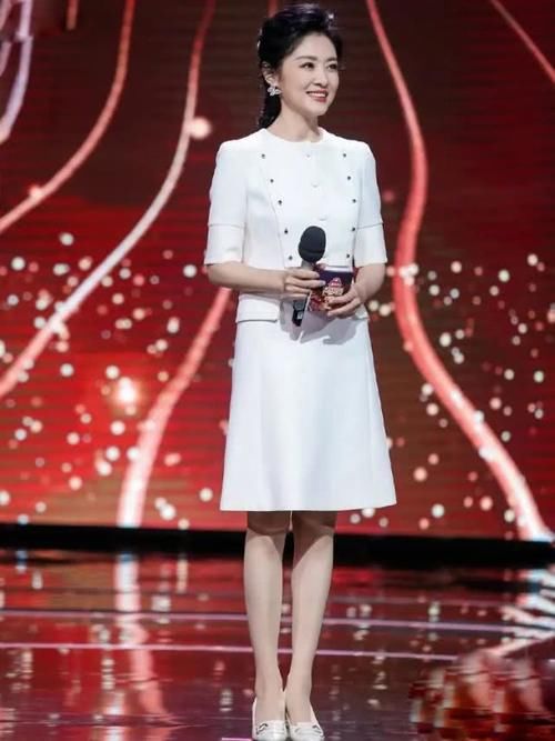 『样式』周涛52岁晒美照，穿白色上衣利落大方，诠释真正的东方美