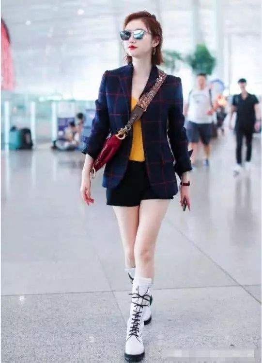 怕热穿了短裤，却搭配了毛呢外套和中筒靴，网友:她的时尚我不懂