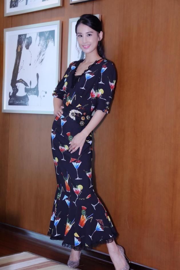 黄圣依赶时髦，全身只穿一个色，不过这颜色太耀眼了，反而有些俗