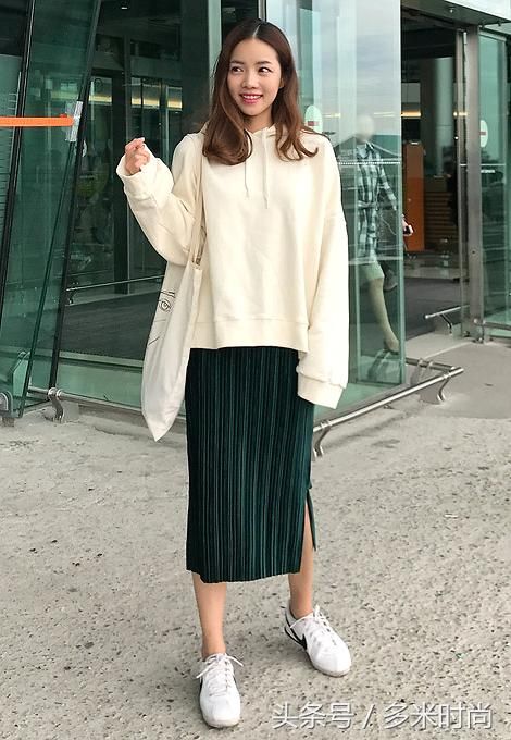 秋天用一条半身裙，穿出百变造型！