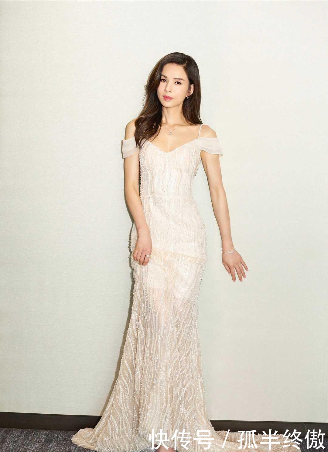 条连衣裙@李若彤发型好厉害了,身穿黑色连衣裙气质依然年轻,真是不老女神