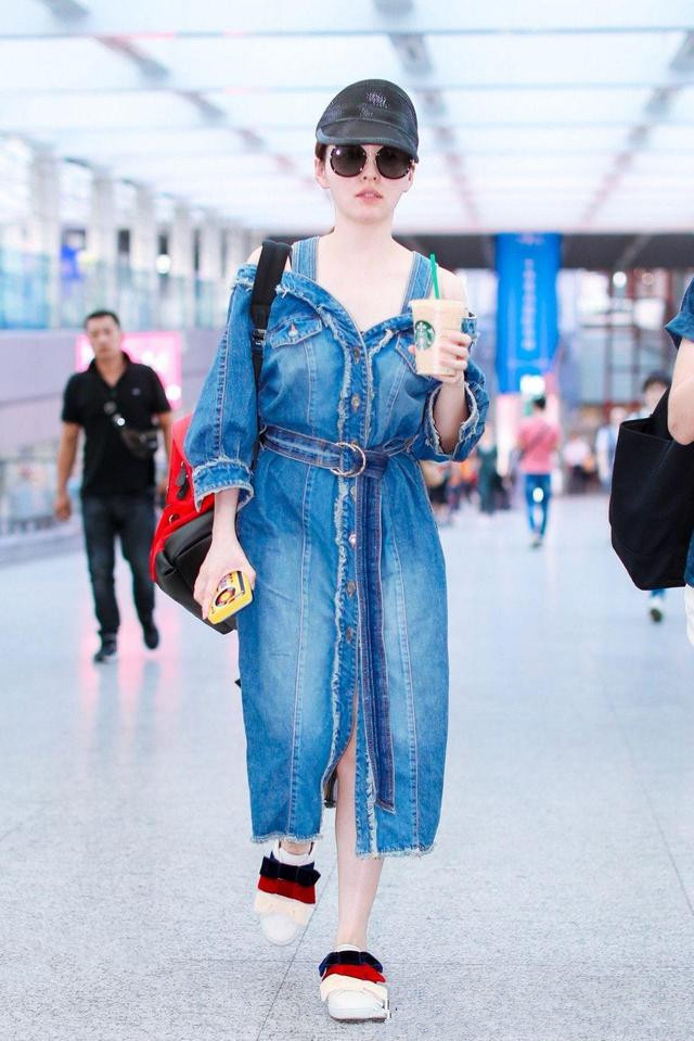 张靓颖终于穿对了，身穿一字肩牛仔连衣裙，时髦到飞起！