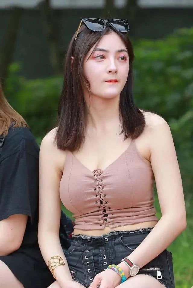 服了这美女!牛仔短裤都这样挤了,还硬穿进去,难道不觉得勒吗?