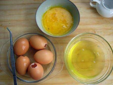 白醋加蛋清，睡前抹脸，不出半月斑点全没，脸蛋嫩白如豆腐