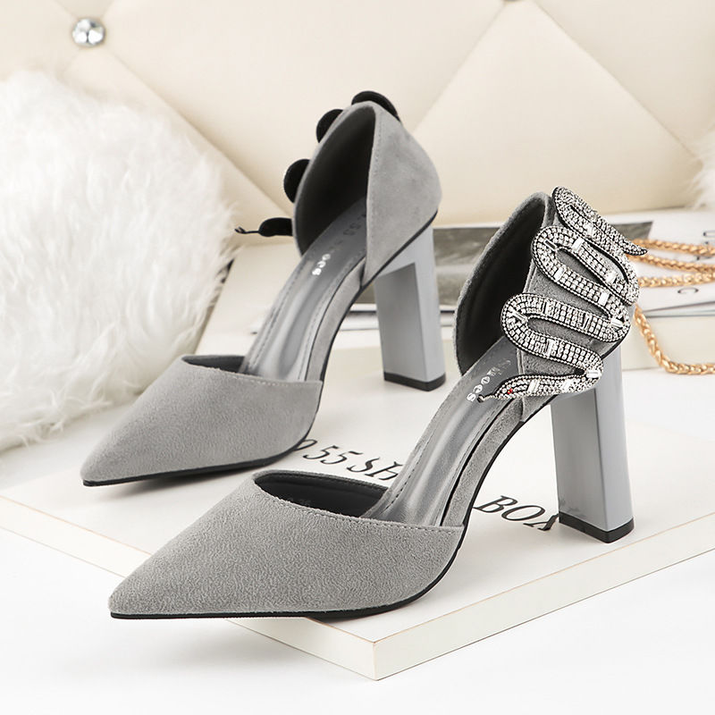 这一定是今年最性感又温柔的高跟鞋了，穿起来比夜店的女人还美