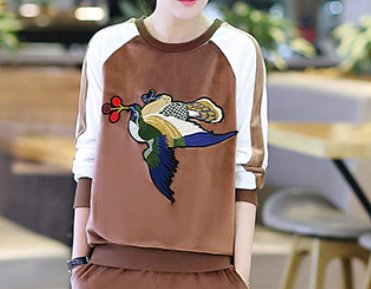 难怪老婆都不穿裙子了，原来今年这样的运动套装，比裙子还洋气