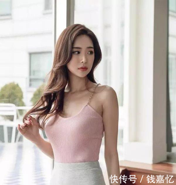 时尚街拍魅力吊带小姐姐，修身有气质，凸显女人味！