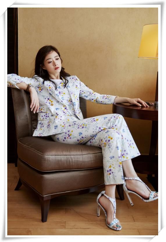 真是受罪啊，蒋欣硬穿紧身热裤勒出痕迹，看到腿上的淤青我沉默了