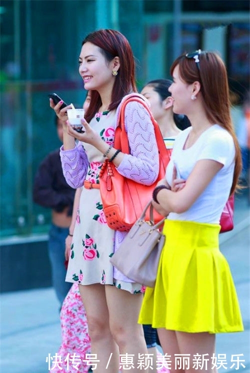  凸显■街拍：白色一字肩上衣配牛仔短裙，凸显大长腿，美女时尚又靓丽