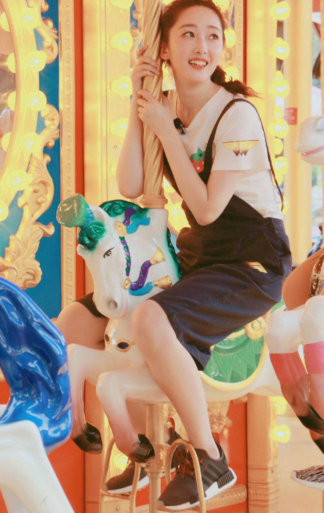 蒋梦婕的穿搭终于熟透了！一身性感连衣裙美出新高度，半露的最美