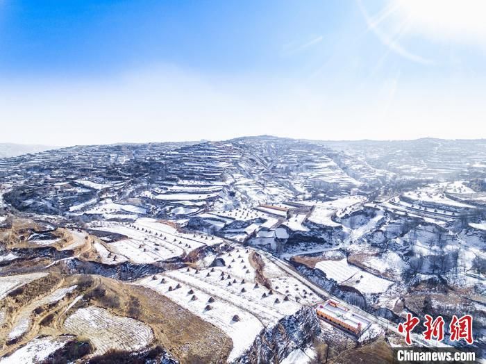 航拍甘肃临夏雪后梯田：“三色” 扮靓层峦叠嶂