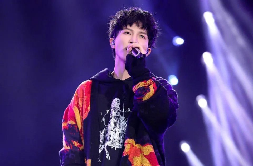 「问鼎」《歌手·当打之年》歌王归属悬念重燃,除华晨宇外他俩也可能问鼎