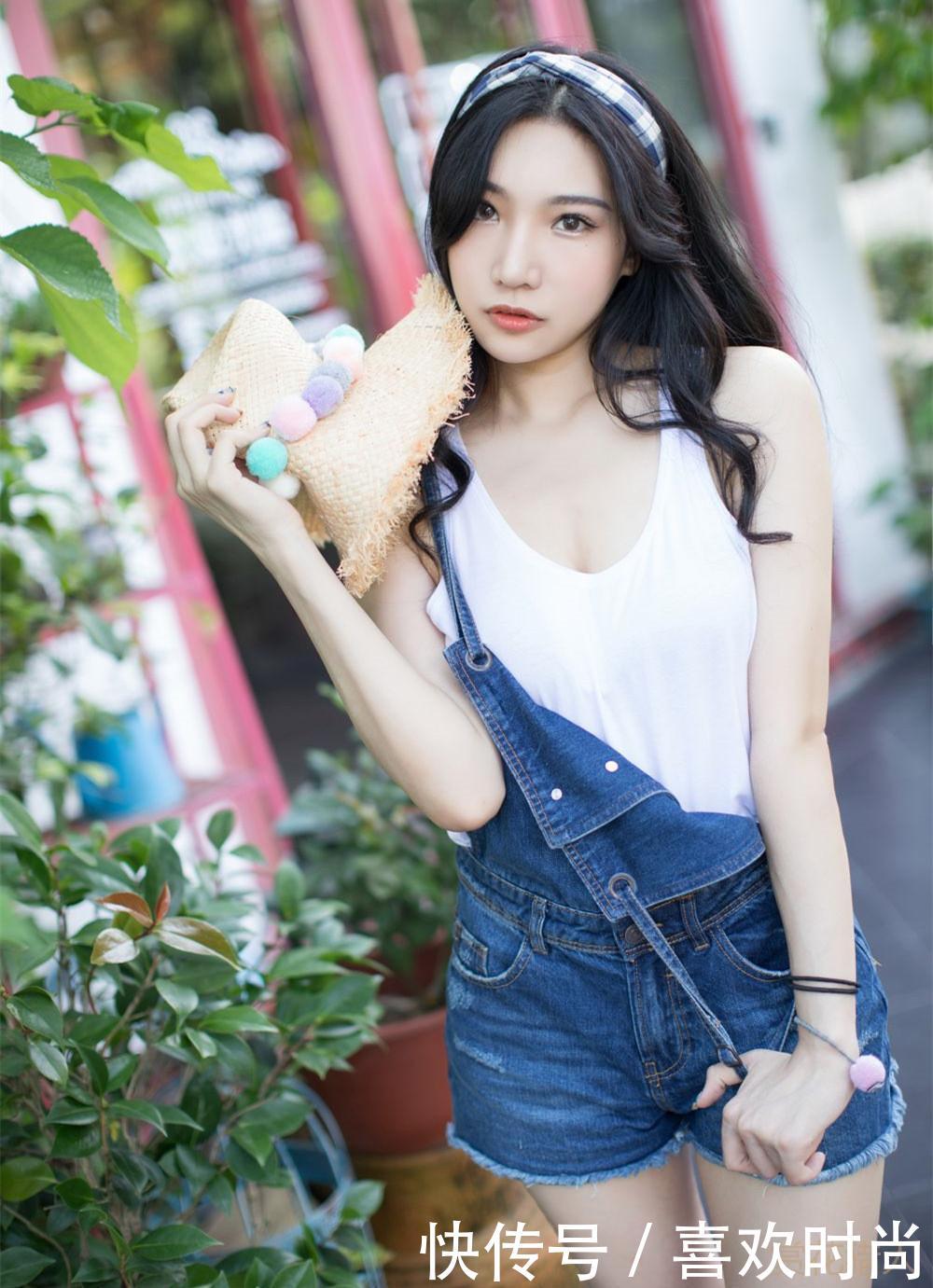 街拍时尚妹子演绎最美街头搭配, 牛仔紧身短裤凸显撩人白皙美腿