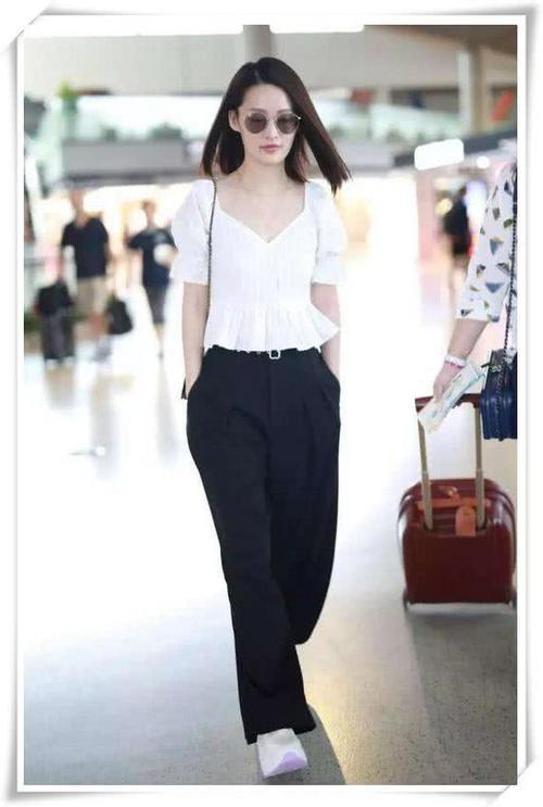 李沁够狠！西服这么短还敢玩下衣失踪，网友：这腿是真实存在的吗