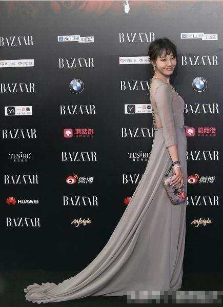 白百何现身活动, 抹胸长裙一片哗然, 网友: 还嫌流言不够多吗?