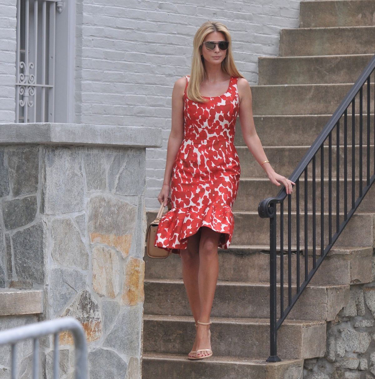 伊万卡特朗普:身着红白花点连衣裙去华盛顿上班