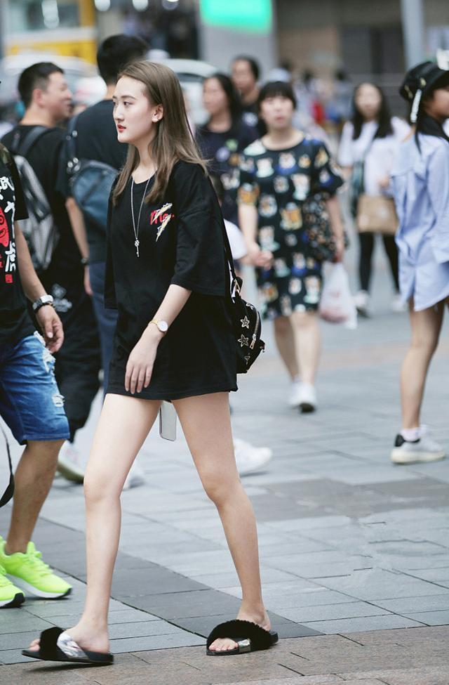 街拍：这位妹子不仅清凉迷人，又显女人魅力！