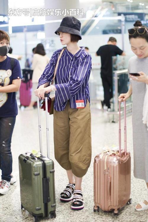 42岁李小冉再次惊艳众人，穿的一身朴素现身，仍保留着初恋容貌