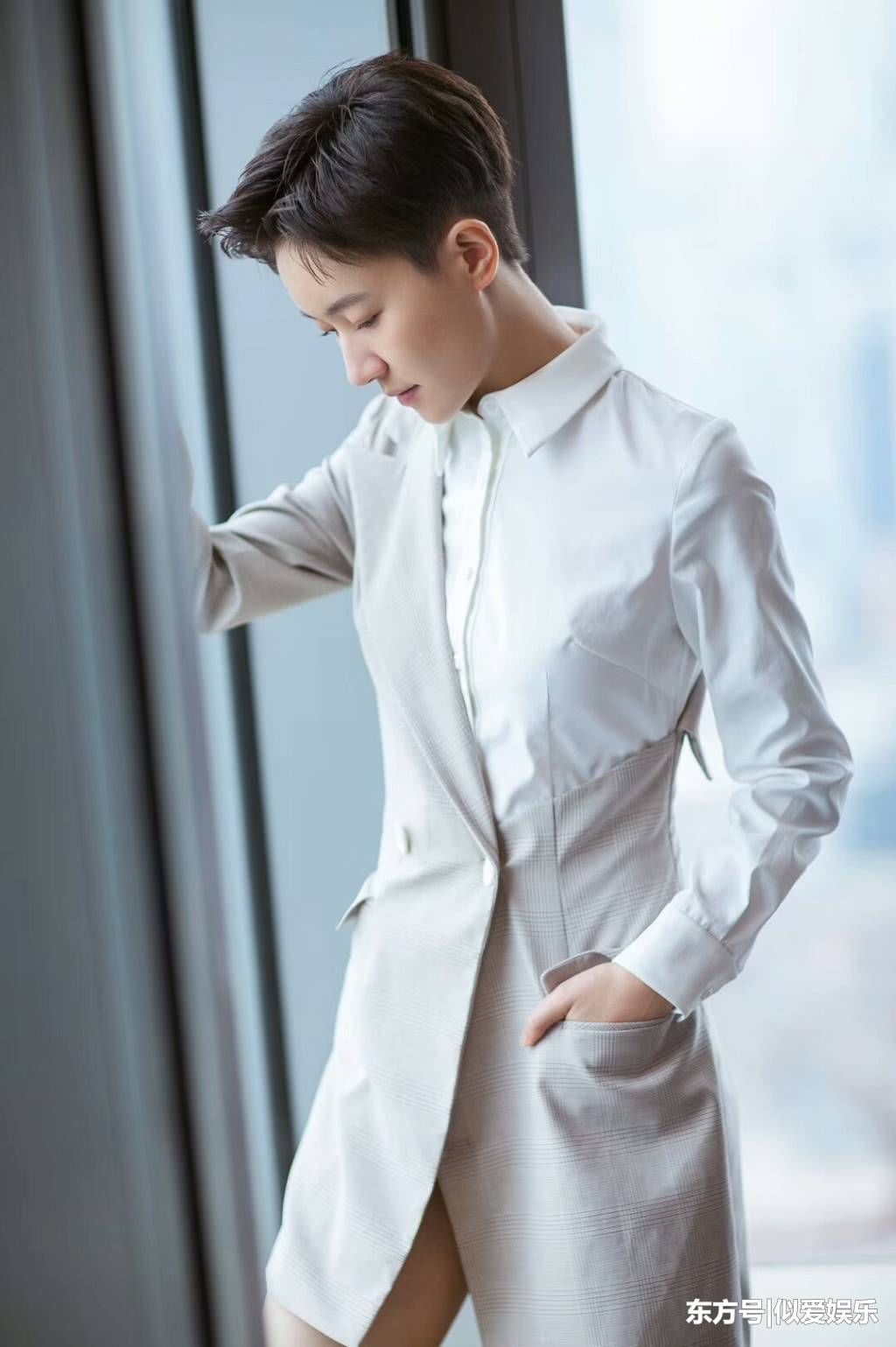 长发才有女人味?那是你没见过焦俊艳，短发配深V裙女人味爆棚!