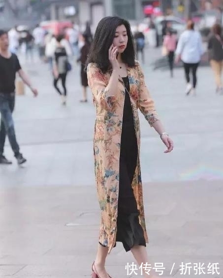 『小姐姐』街拍:雪肤花貌的小姐姐,一条黑色的吊带连衣裙,时尚优雅女人味