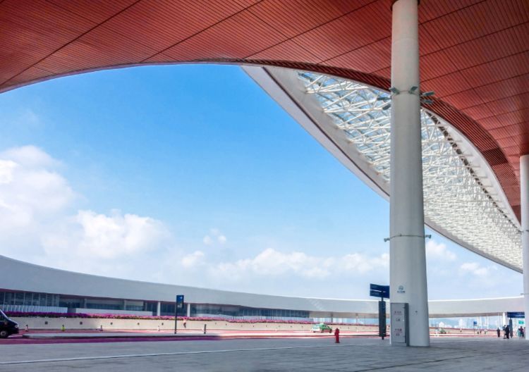  「条件」斥资打造的港珠澳大桥，为何通行车辆寥寥无几？车主：