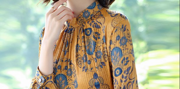 天气越来越凉，但也别着急卖羽绒服!瞧这些女人这样穿，娇美如花