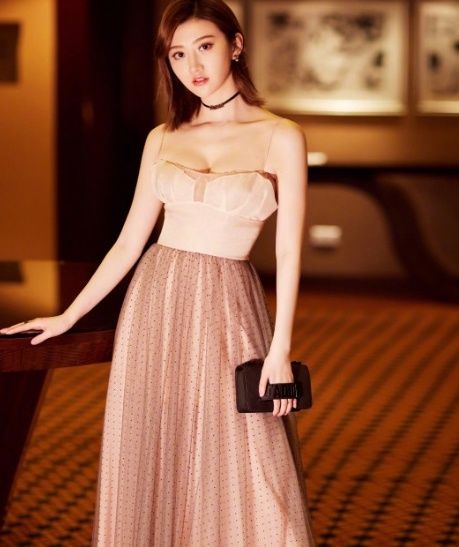 都是品牌活动大使，baby昂首挺胸造型仍输景甜，差距太大了