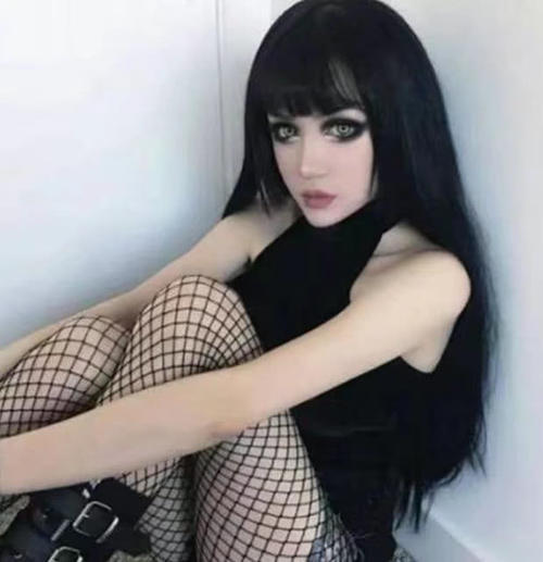 她是出名的暗黑芭比，纯天然没整过容，卸完妆的样子看呆众人