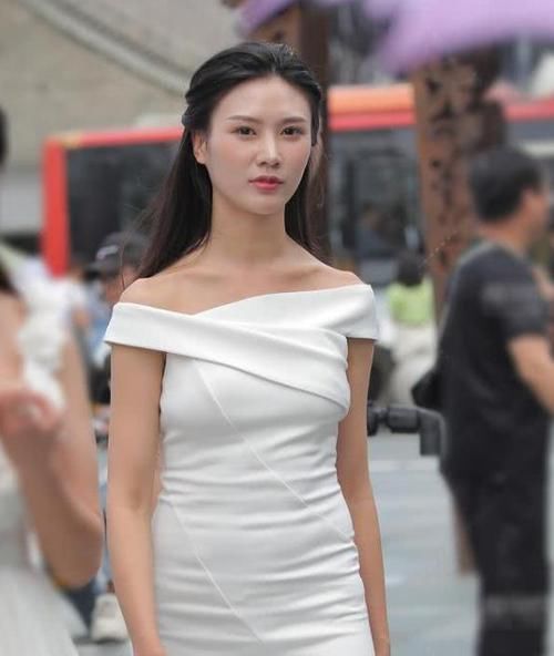 #气质#养眼女神街拍:姿色天然的美女,一条白色的一字肩连衣裙,时尚女神气质美