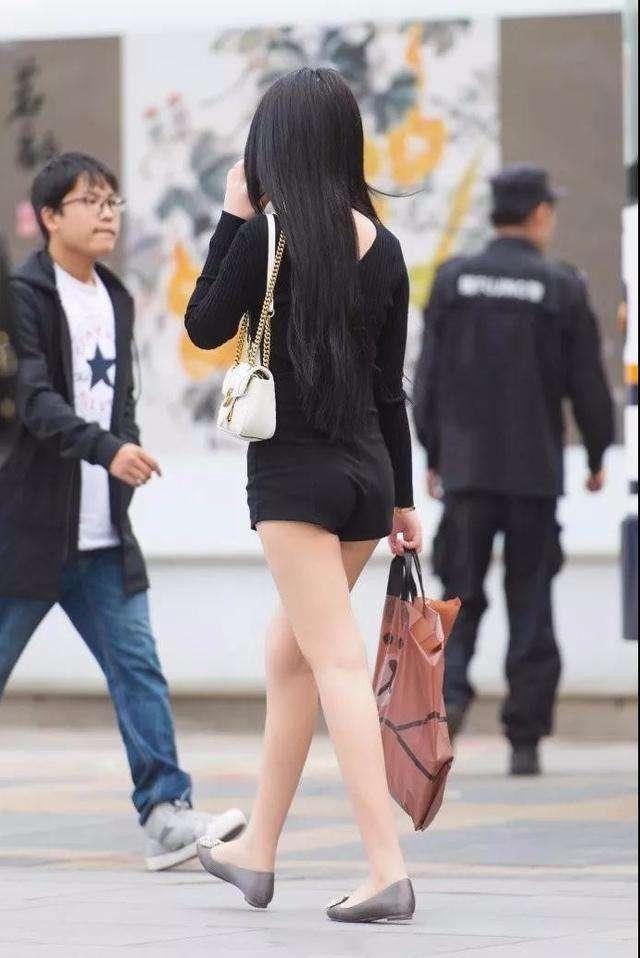 穿着紧身裤的美女魅力十足, 整条街就属你最性感最亮眼!