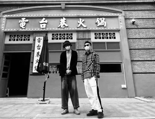  『武汉解封』封城76天：60岁爷爷戴口罩西装革履秀街拍，时尚大武汉终于回归