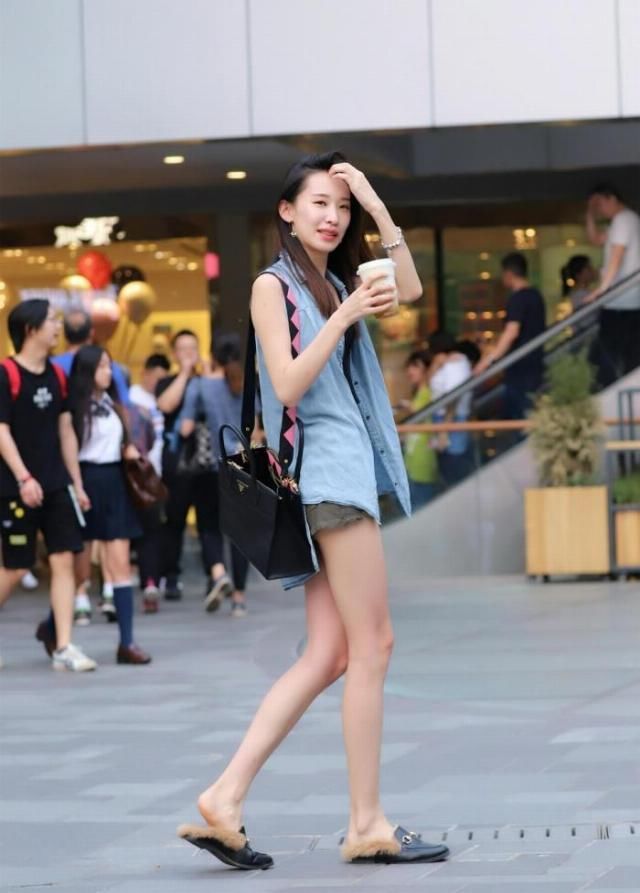  看着|街拍；小姐姐连衣裙搭起高跟鞋， 看着都是满满的熟女味!