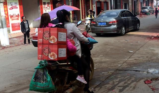 在农村，过年兴起“伪富”风气，明明没赚到钱，为啥要装大款？