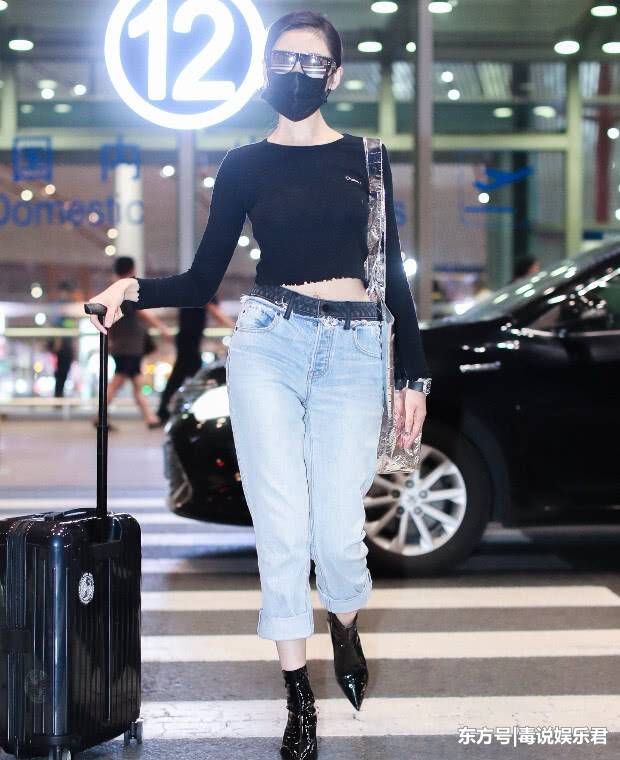 张天爱的胯宇宙第一宽，宽松牛仔裤穿成紧身裤，网友:笑死我了