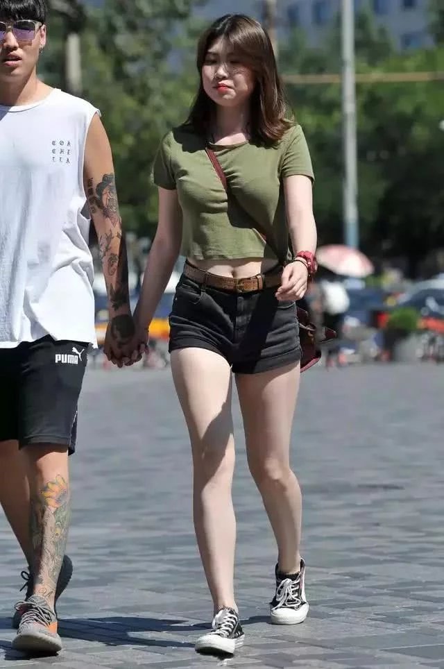 街拍：提着单肩包的小姐姐，身材不好挤不出来啊！